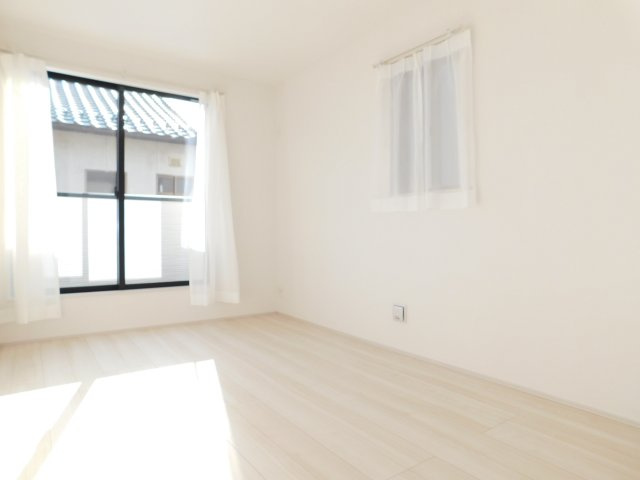 北名古屋市高田寺起返の新築一戸建の洋室|◇洋室◇　　南面で明るい洋室約６．５９帖　全居室収納完備♪　バルコニー利用可！