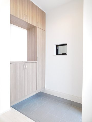 北名古屋市高田寺起返の新築一戸建の玄関|◇玄関◇　　家族の履物がしっかり収納できるシューズ収納！　玄関がスッキリ片付きます♪　