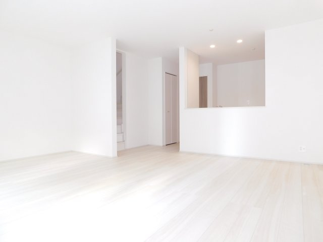 北名古屋市高田寺起返の新築一戸建の居間・リビング|◇リビング◇　　南面で明るく広いリビング約１８．５６帖　リビング全体や庭の様子が見渡せる対面キッチン♪