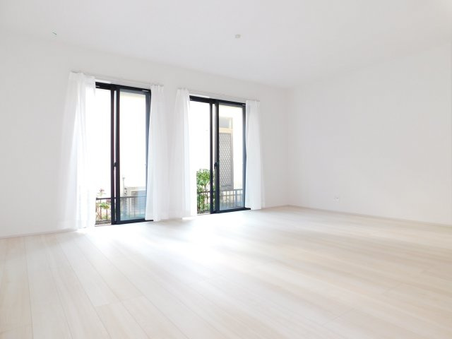 北名古屋市高田寺起返の新築一戸建の居間・リビング|◇リビング◇　　南面で明るく広いリビング約１８．５６帖　家族が集まってもゆったり過ごせます。