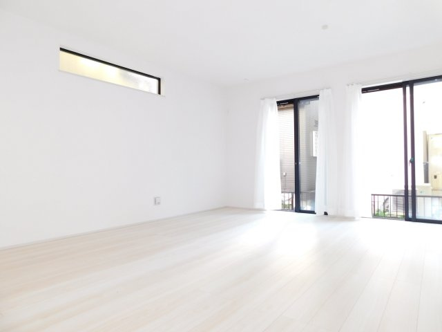 北名古屋市高田寺起返の新築一戸建の居間・リビング|◇リビング◇　　南面で明るく広いリビング約１８．５６帖　大きな窓の開放感のある空間♪