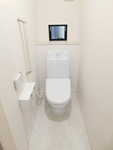 北名古屋市高田寺起返の新築一戸建のトイレ|◇トイレ◇　　１・２階　シャワートイレ  節水タイプ　リモコンパネル付き