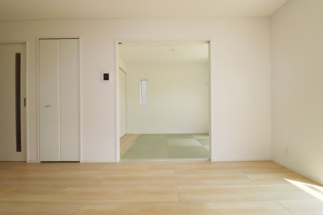 本宮市高木字金瀬　　　１号棟　　　本宮小学校、本宮第１中学区の和室|リビングに隣接する和室　※同社施工例