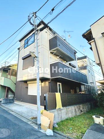 葛飾区青戸6丁目中古住宅の外観|2013年3月築・大和ハウス工業施工の軽量鉄骨造・屋上にソーラーパネル搭載