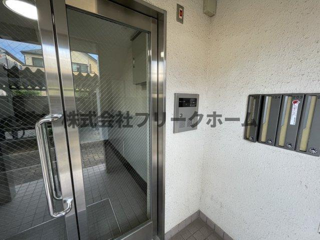 武蔵野市吉祥寺南町３丁目の賃貸マンションのエントランス