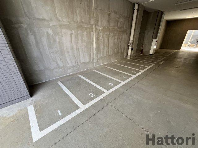 セレニテ江坂ルフレの駐車場