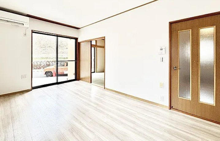 【中古】川越市的場２丁目中古住宅の居間・リビング|窓も大きく採光・採風しっかりとれています！