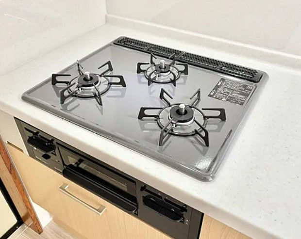 【中古】川越市的場２丁目中古住宅のキッチン|３口コンロ！