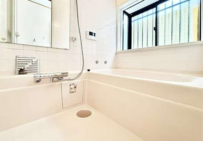 【中古】川越市的場２丁目中古住宅の浴室|足の伸ばせるバスタブでリラックスタイムを過ごしましょう♪