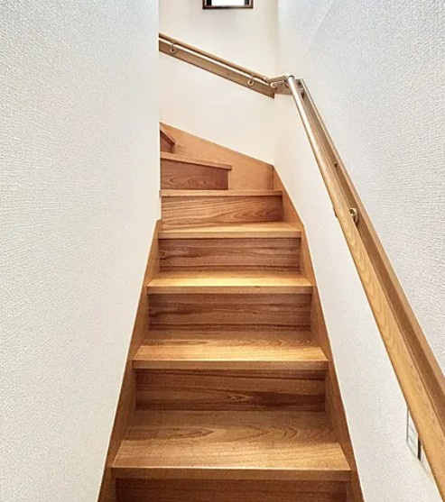 【中古】川越市的場２丁目中古住宅の内装|手すり付き階段