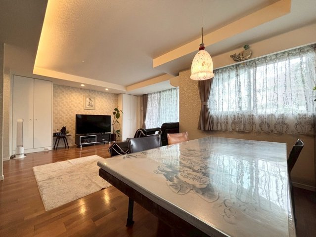 「神戸市東灘区マンション」ロジュマン住吉山手の居間・リビング|LDK26.9帖　こちらのリビングで趣味の時間をお楽しみください　