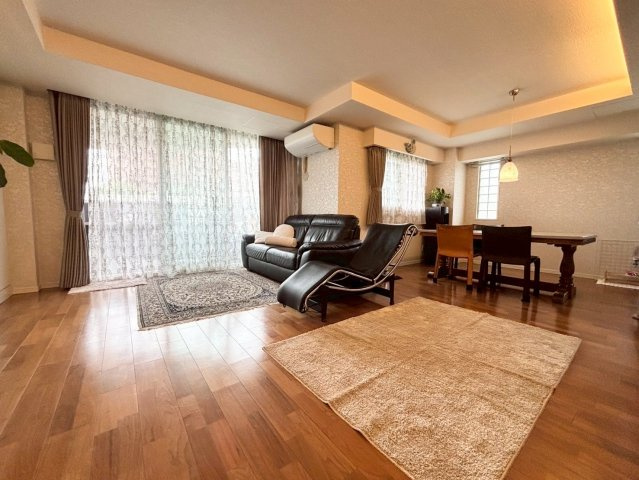 「神戸市東灘区マンション」ロジュマン住吉山手の居間・リビング|LDK26.9帖　ゆったり過ごせる居間です