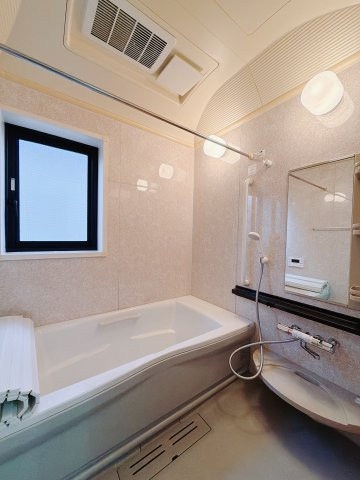 【中古戸建】前橋市岩神町2丁目の浴室|■浴室｜デザイン性に優れた浴室♪1日の疲れを癒す、ゆったりとしたバスタイムをぜひお過ごしください(*＾＾*)大きな窓付きで嬉しい♪