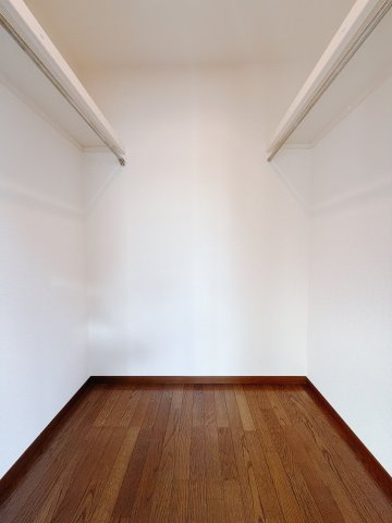 【中古戸建】前橋市岩神町2丁目の収納|■WIC｜主寝室には夢のウォークインがございます♪お洋服やバッグだけでなく、増えていくお洋服やご家族での思い出の品もしっかりと収納します( ＾＾ )