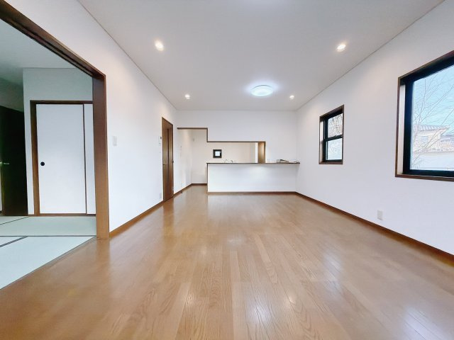 【中古戸建】前橋市岩神町2丁目の居間・リビング|■リビング｜時の流れと共に陽射しは装いを変え空間に新たな彩りを与えます。一日中家に居ても飽きることなく過ごすことができる素敵な空間です♪