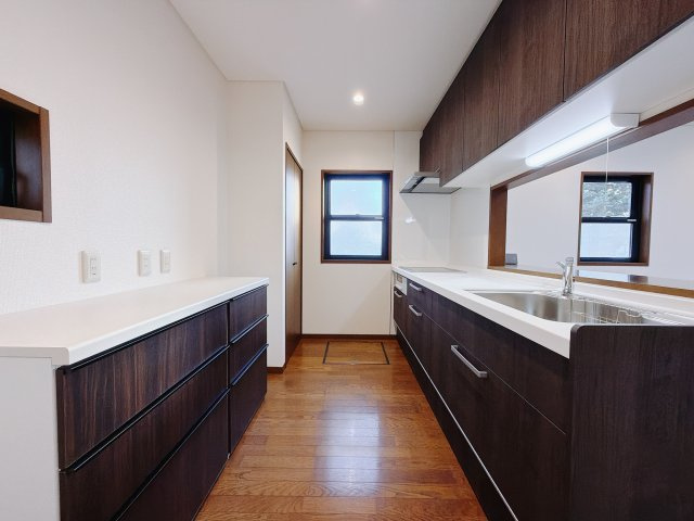 【中古戸建】前橋市岩神町2丁目のキッチン|■キッチン｜ワークトップの幅が広く、お子様といっしょにお料理をつくったり、ちょっとしたパーティーも楽しめます。フラットなのでお掃除がしやすいのもポイントです♪