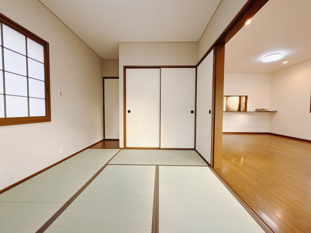 【中古戸建】前橋市岩神町2丁目の和室|■1階和室｜和室でしか味わえない畳ならではの香りや素材で和のやすらぎを感じてください♪休日はお子様とお昼寝するのにも最適です！