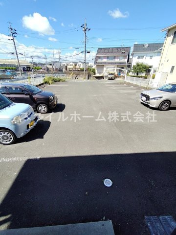 ユトリロ牟呂水神の駐車場