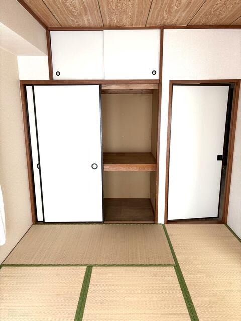 各部屋に収納がございます。