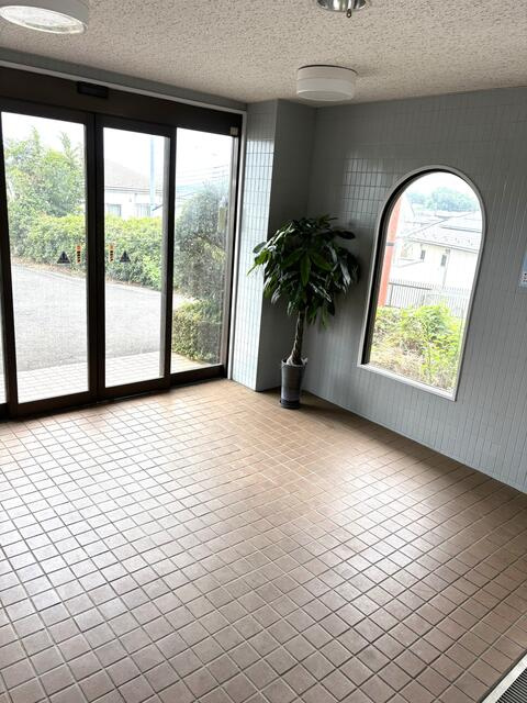 エントランスは自動ドア有り
