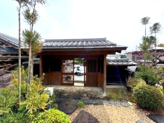 中古戸建　新城市川田　中古戸建の外観|内側から見た門です。駐車場や外部と切り離されており、人目を気にせず自宅や庭で過ごせます。