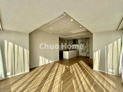 【キッチン】 | シティタワーズ豊洲ザ・ツイン サウスタワー | 視界に広がりを生むオープンなキッチン。料理や片付けをしながら、家族との会話を楽しんだり、リビングで遊ぶ子どもを見守れます。ご見学時には家具の配置などもイメージしながらぜひご覧になって見て下さい。