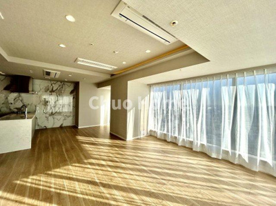 【ダイニング】 | シティタワーズ豊洲ザ・ツイン サウスタワー | 【ダイニング】忙しい朝でも、しっかり家族が揃って食事をして頂けるゆとりある大きさのダイニングスペース。奥様が作る手料理をカウンター越しに受けとって頂き、テーブルで囲む素敵な時間を存分に愉しんで下さい。