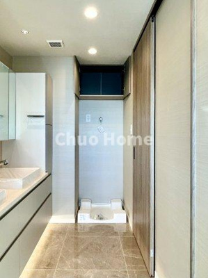 【ランドリースペース】 | シティタワーズ豊洲ザ・ツイン サウスタワー | 【ランドリースペース】担当者がスケールを持ち歩いておりますので、ご見学時には現在お使いの洗濯機などがきちんと収まるかなどもチェックして下さい。見学前に測っておくと非常に便利だと思います。