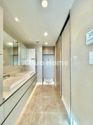 【脱衣所】 | シティタワーズ豊洲ザ・ツイン サウスタワー | 【洗面所】明るい洗面所は朝をすっきりさせてくれる空間です。バタバタしている忙しい朝でも収納が多い洗面台では短い時間で効率良く支度ができます。