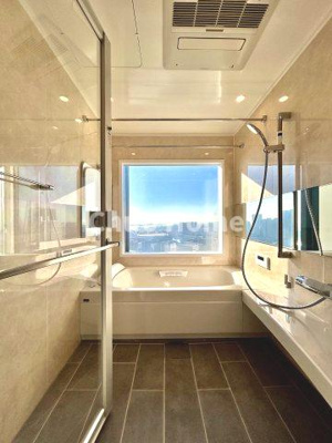 【浴室】 | シティタワーズ豊洲ザ・ツイン サウスタワー | 【バスルーム】暖房換気乾燥機付きシステムバスルーム。暖房・冷風・換気・乾燥など、毎日を快適に過ごせるうれしい機能が揃っています。雨の日の洗濯物も安心です。
