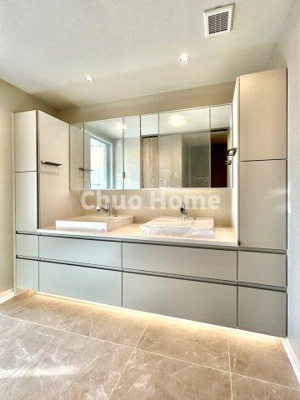 【独立洗面台】 | シティタワーズ豊洲ザ・ツイン サウスタワー | 【洗面化粧台】洗面化粧台には三面鏡×2を採用。身だしなみを整えやすい事はもちろんですが、鏡の後ろに収納スペースを設ける事により、散らかりやすい洗面スペースをすっきりさせる事が出来るのも嬉しいですね