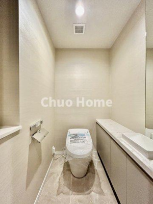 【トイレ】 | シティタワーズ豊洲ザ・ツイン サウスタワー | 【トイレ】 収納スペースをしっかりと確保した温水洗浄便座機能付きトイレ。温水洗浄便座は清潔にお使いいただくための大切なアイテムです。