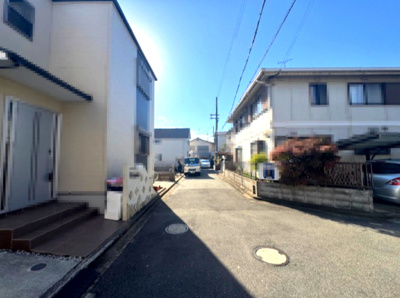 【前面道路含む現地写真】 | 堺市東区北野田2期 | 西側幅員約4.3ｍの前面道路。間口は広々11ｍ超！車通りが少なく、駐車もスムーズ。(2025年12月1日撮影)