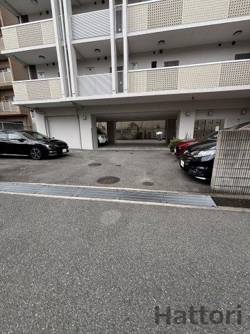 ドライバウム江坂の駐車場