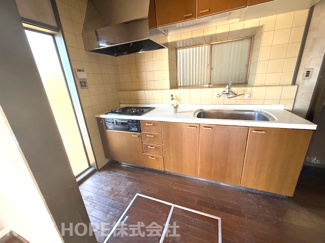 【キッチン】 | 宝塚市売布４丁目中古戸建 | システムキッチンです♪シンク前には窓も有り、明るく快適です！！