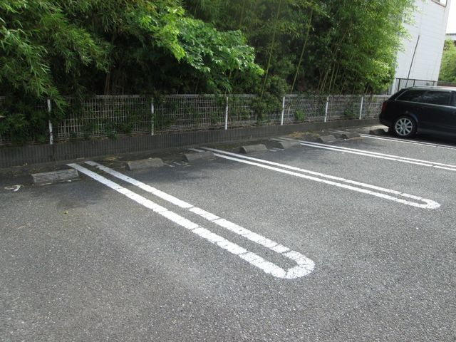 アヴニールⅡの駐車場