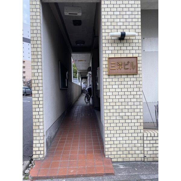 三洋ビルの玄関