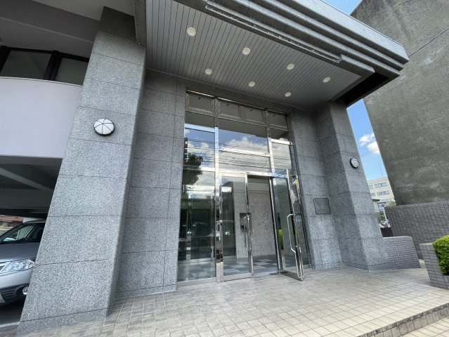 都城市蔵原町の中古マンションのエントランス