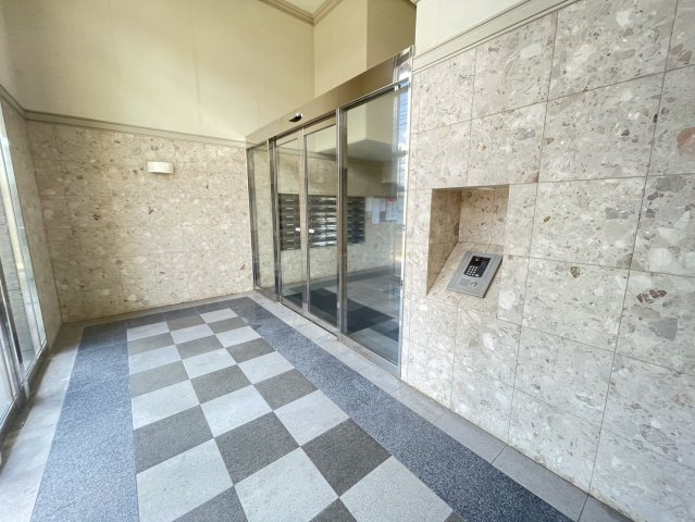 都城市蔵原町の中古マンションのエントランス