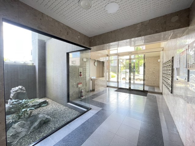 都城市蔵原町の中古マンションのエントランス