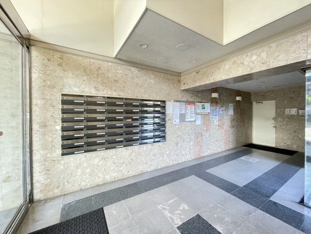 都城市蔵原町の中古マンションのエントランス