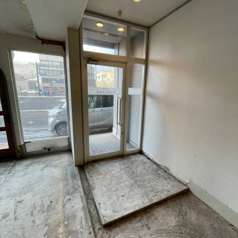 Ｙ１ビルの玄関