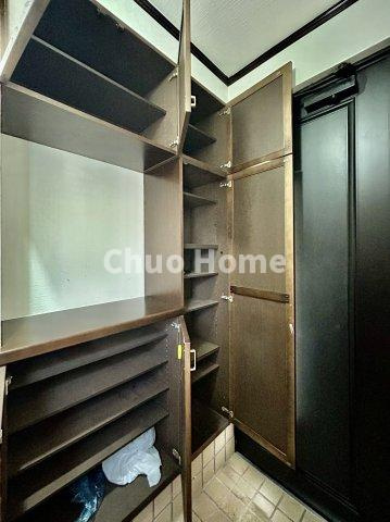 江戸川区南葛西6丁目中古住宅の玄関|【玄関】玄関には大型のシューズクローゼットを設置しておりますのでいつでもスッキリりとした空間を保てます。玄関周りを清潔に使うのはとても大事なことですよね。