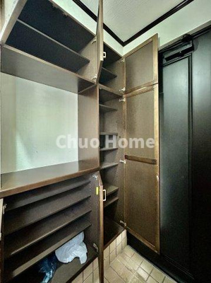 【玄関】 | 江戸川区南葛西6丁目中古住宅 | 【玄関】玄関には大型のシューズクローゼットを設置しておりますのでいつでもスッキリりとした空間を保てます。玄関周りを清潔に使うのはとても大事なことですよね。