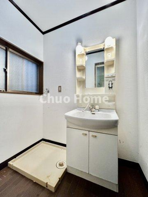 【ランドリースペース】 | 江戸川区南葛西6丁目中古住宅 | 【ランドリースペース】担当者がスケールを持ち歩いておりますので、ご見学時には現在お使いの洗濯機などがきちんと収まるかなどもチェックして下さい。見学前に測っておくと非常に便利だと思います。