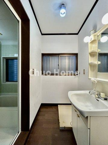 江戸川区南葛西6丁目中古住宅の脱衣所|【洗面所】明るい洗面所は朝をすっきりさせてくれる空間です。バタバタしている忙しい朝でも収納が多い洗面台では短い時間で効率良く支度ができます。