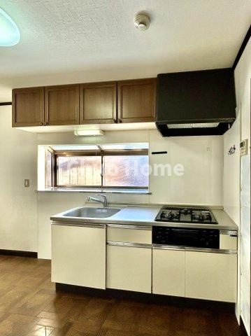 江戸川区南葛西6丁目中古住宅のキッチン|ワイドで収納豊富なシステムキッチン