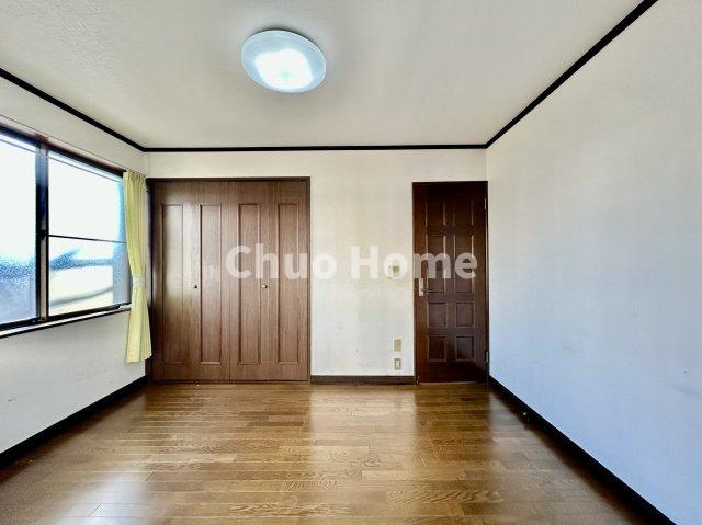 江戸川区南葛西6丁目中古住宅の洋室|【洋室】快適に過ごす条件は、一人ひとり違います。だからこそ飾り過ぎないシンプルな内装と偏り過ぎないデザインで統一しております。居住していく中でオーナー様だけの【マイホーム】に創り上げて下さい