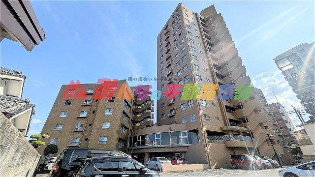 ダイアパレス諏訪野の外観|重工感溢れる総タイル貼りのマンションです