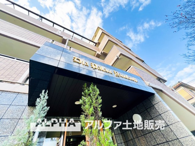 ダイアパレス矢野口リバーステージの外観|【Entrance】
◆エントランス◆重厚なドアーとロックらタイルのエントランスが住まう人を迎えてくれる。扉を開けると温もりと幸せと楽しさいっぱいの我が家に帰る事が出来る安心感。